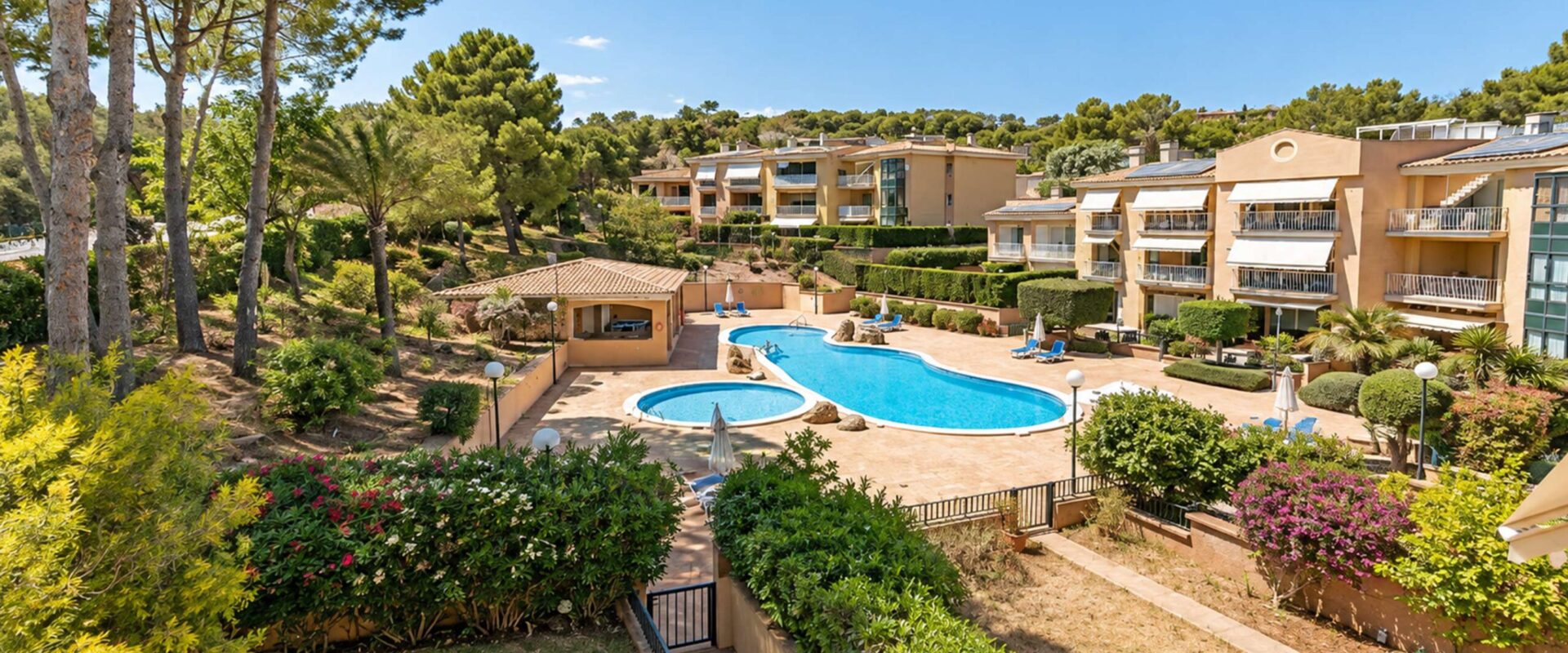 Exclusive renovated townhouse in Santa Ponsa with a garden and swimming pool