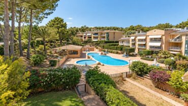 Exclusive renovated townhouse in Santa Ponsa with a garden and swimming pool