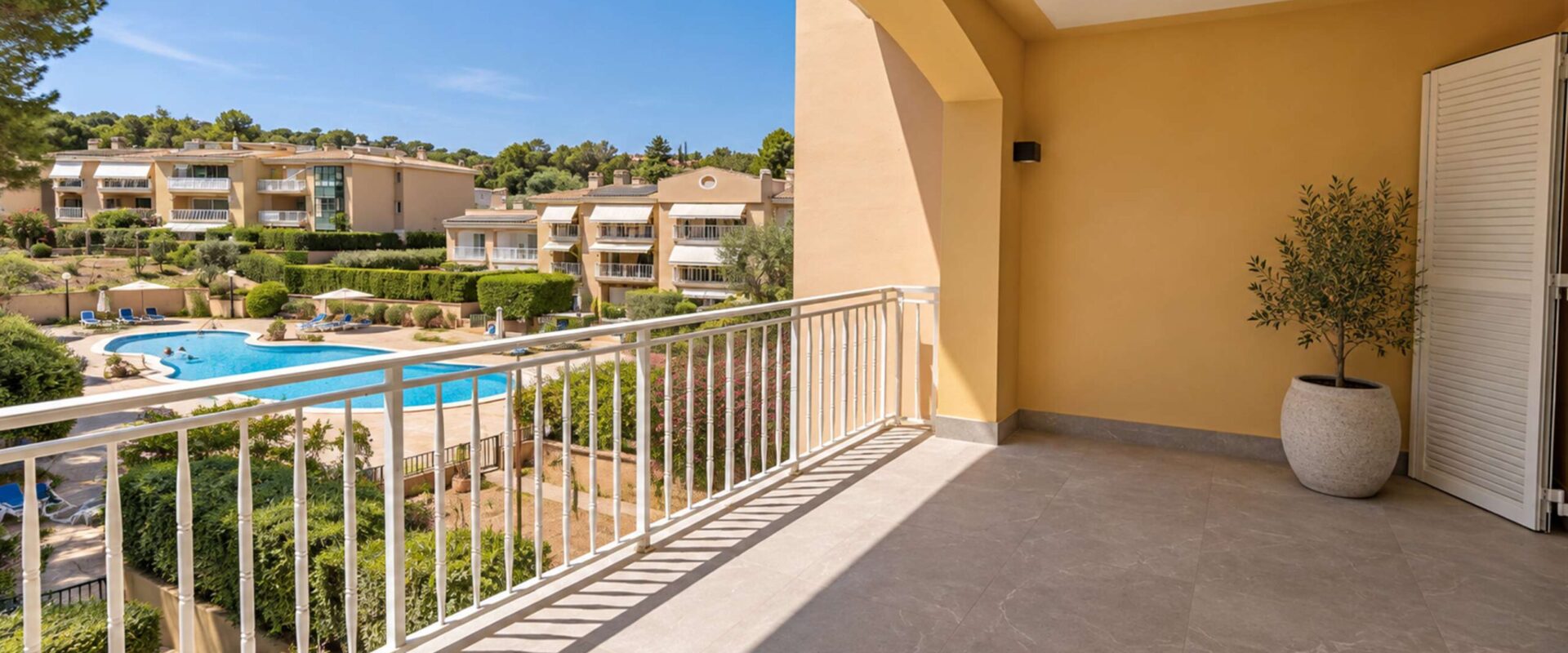 Exclusive renovated townhouse in Santa Ponsa with a garden and swimming pool